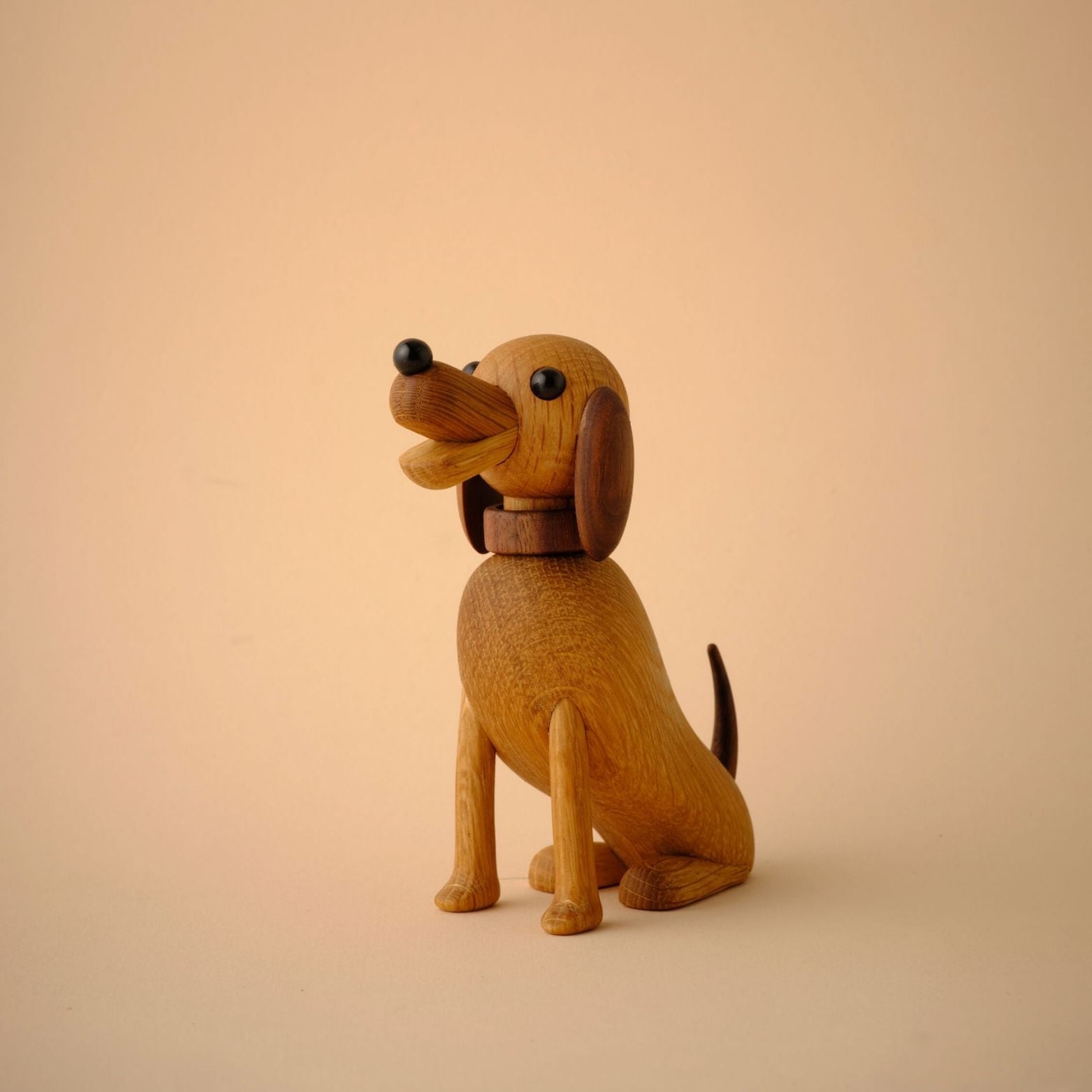 Bella the Dog Figurine Elegant Oak Walnut Design – Lucie Kaas