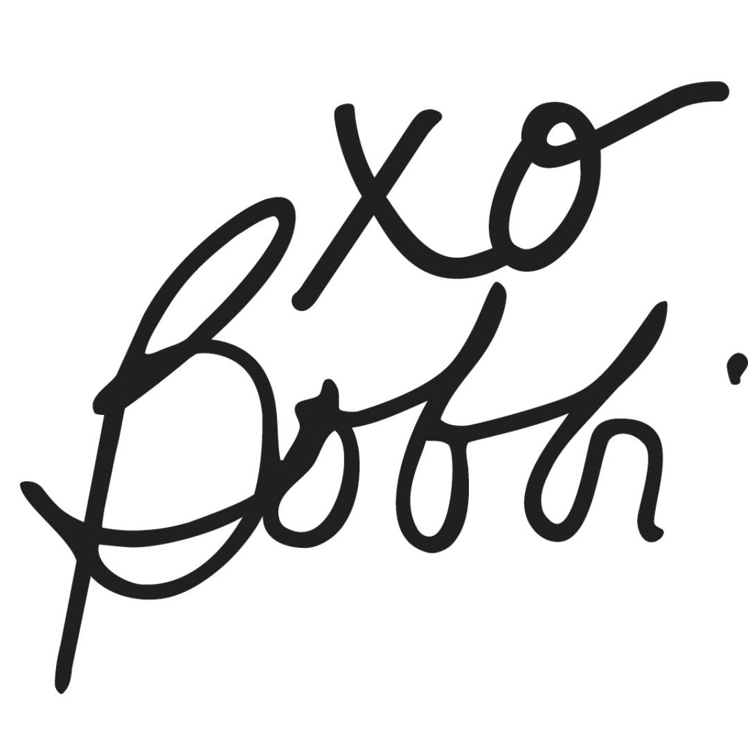 "xo Bobo" skrevet med en stiliseret, kursiv sort skrifttype på en hvid baggrund.