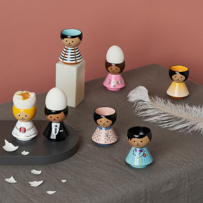 Et udvalg af Lucie Kaas' æggebægre på et bord med forskellige dekorationer