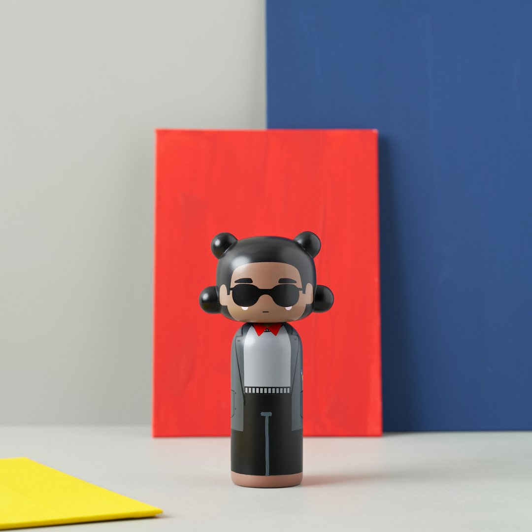 Jean-Michel Basquiat Kokeshi-dukke på en flerfarvet baggrund