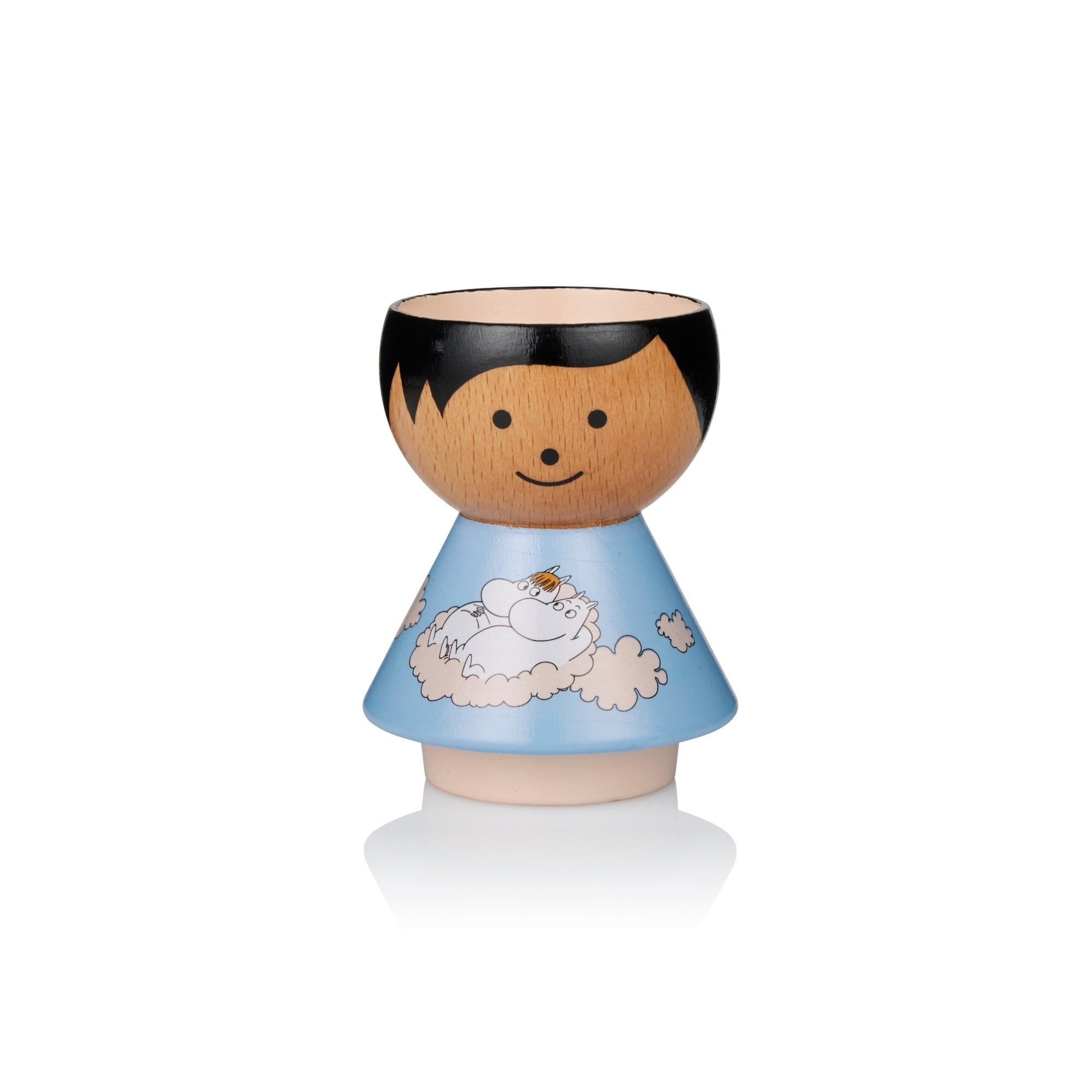 Kokeshi-Puppe mit blauem Kleid mit Wolken- und Figurenmotiv, schwarzen Haaren und einem lächelnden Gesicht.