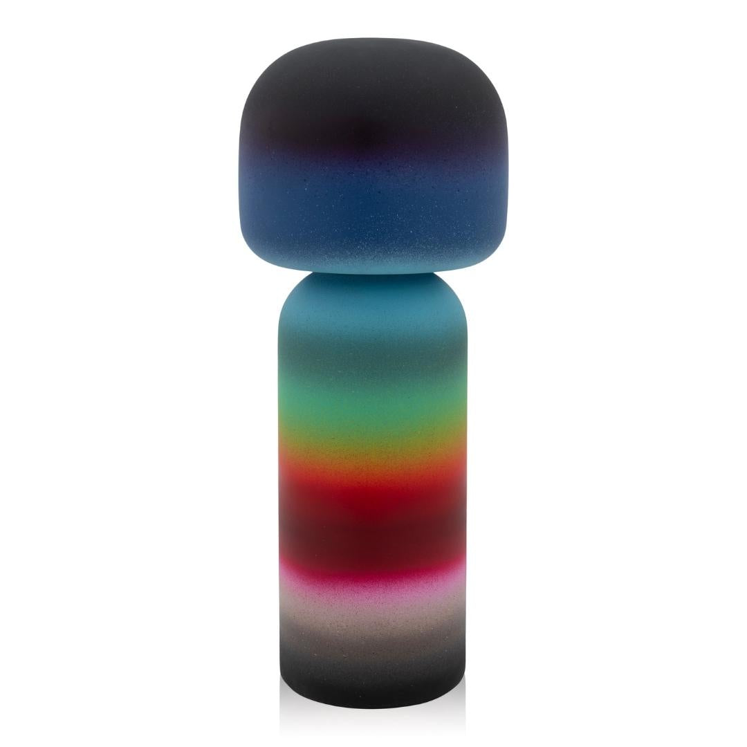Kokeshi-Puppe mit buntem Farbverlauf, rundem Kopf und zylindrischem Körper.