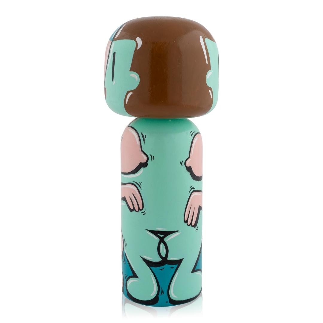 Eine farbenfrohe Kokeshi-Puppe mit einem einzigartigen Design, das abstrakte Muster und Formen aufweist.