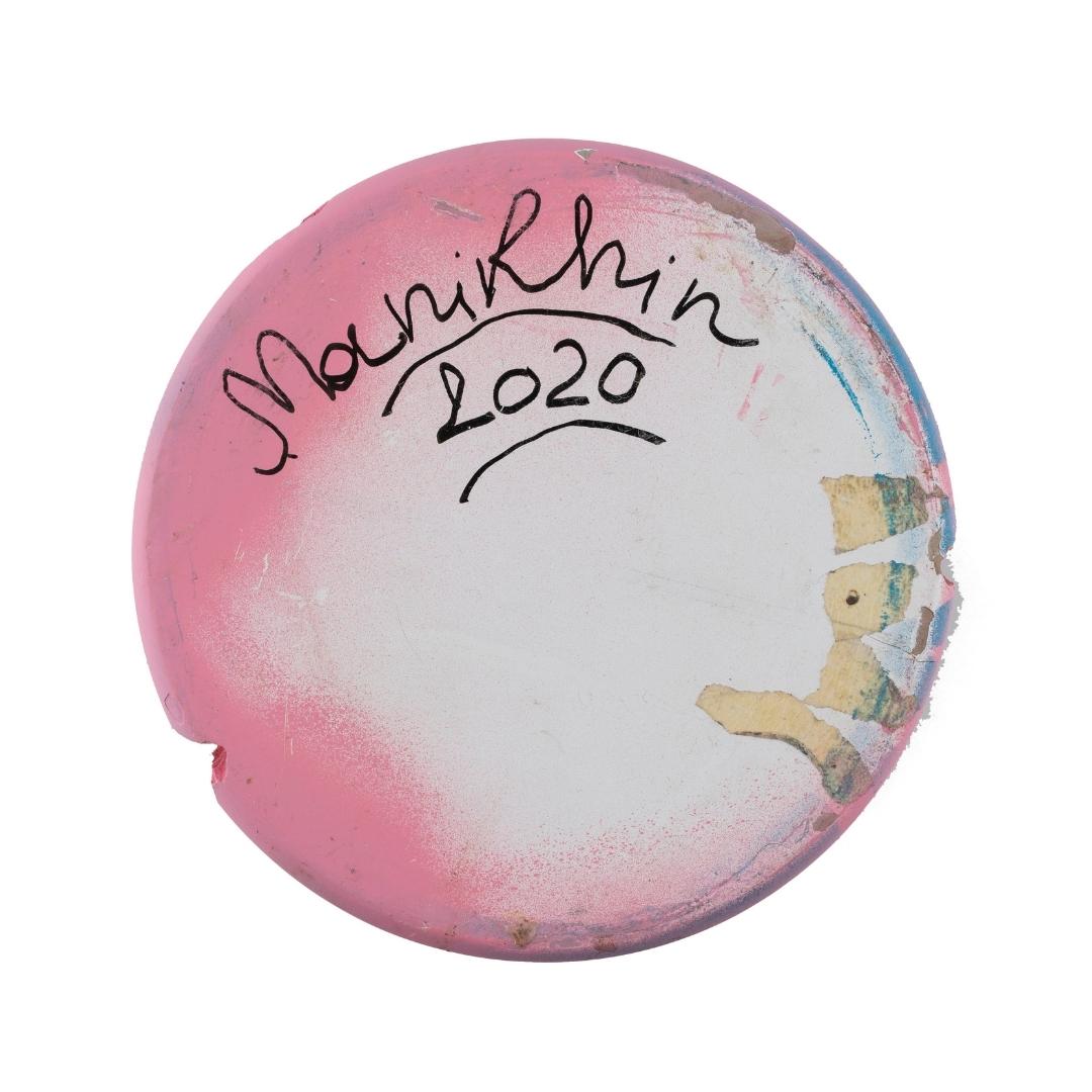 Rundes Objekt mit rosa Rand, signiert "Manikhin 2020" auf weißer Fläche. Abblätternde Farbe auf der rechten Seite.