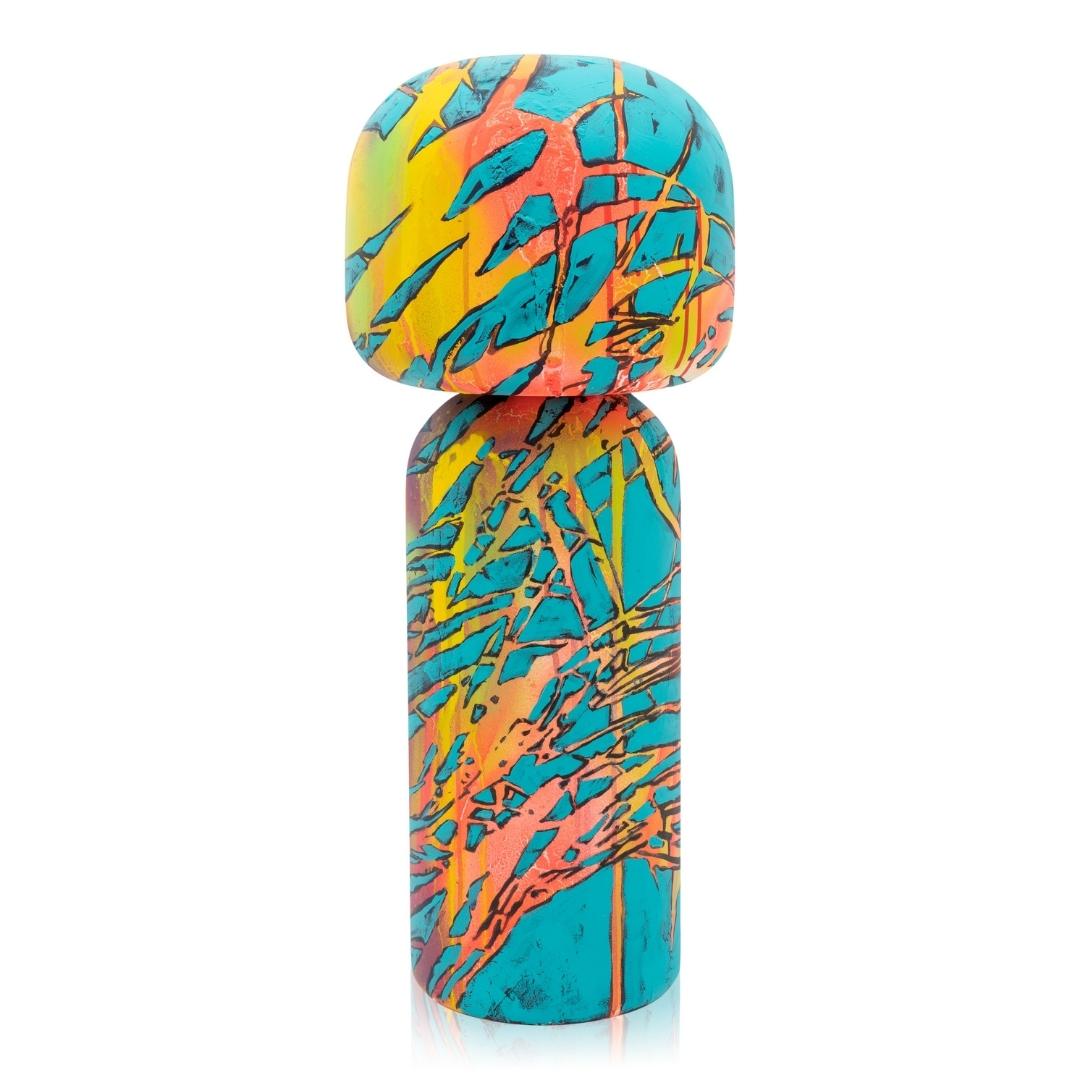 Bunte Kokeshi-Puppe mit abstrakten Mustern in Orange, Gelb und Blau.