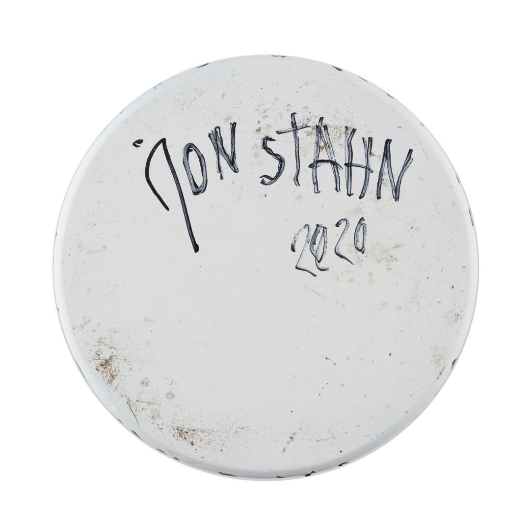 Die Unterseite eines weißen Objekts mit handgeschriebenem Text: "Jon Stahn 2020".