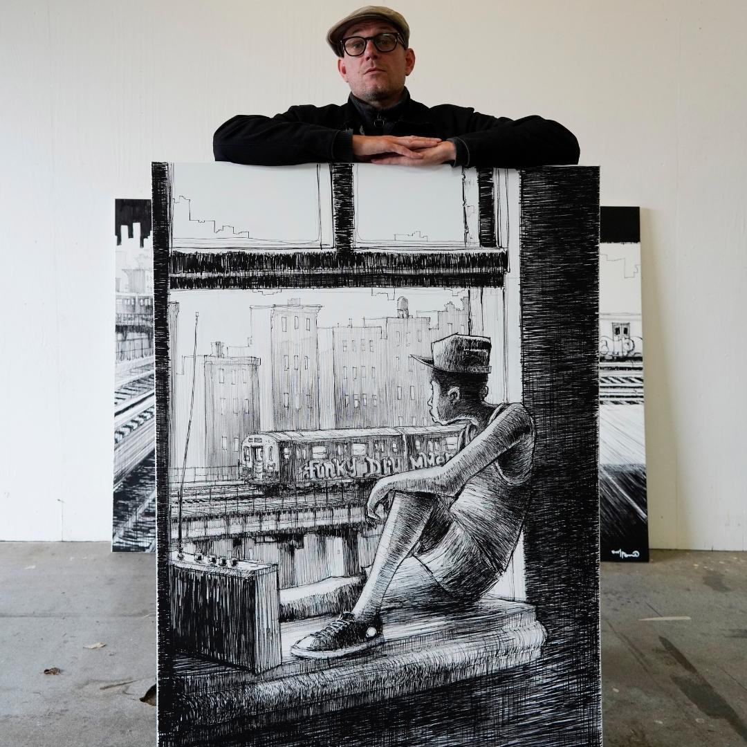 Eine Person lehnt sich an ein großes schwarz-weißes Kunstwerk, das eine Stadtlandschaft mit einer Figur an einem Fenster zeigt.
