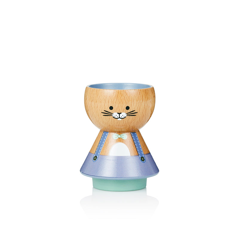 Coquetier en bois en forme de chat, avec un visage peint et une tenue bleue.