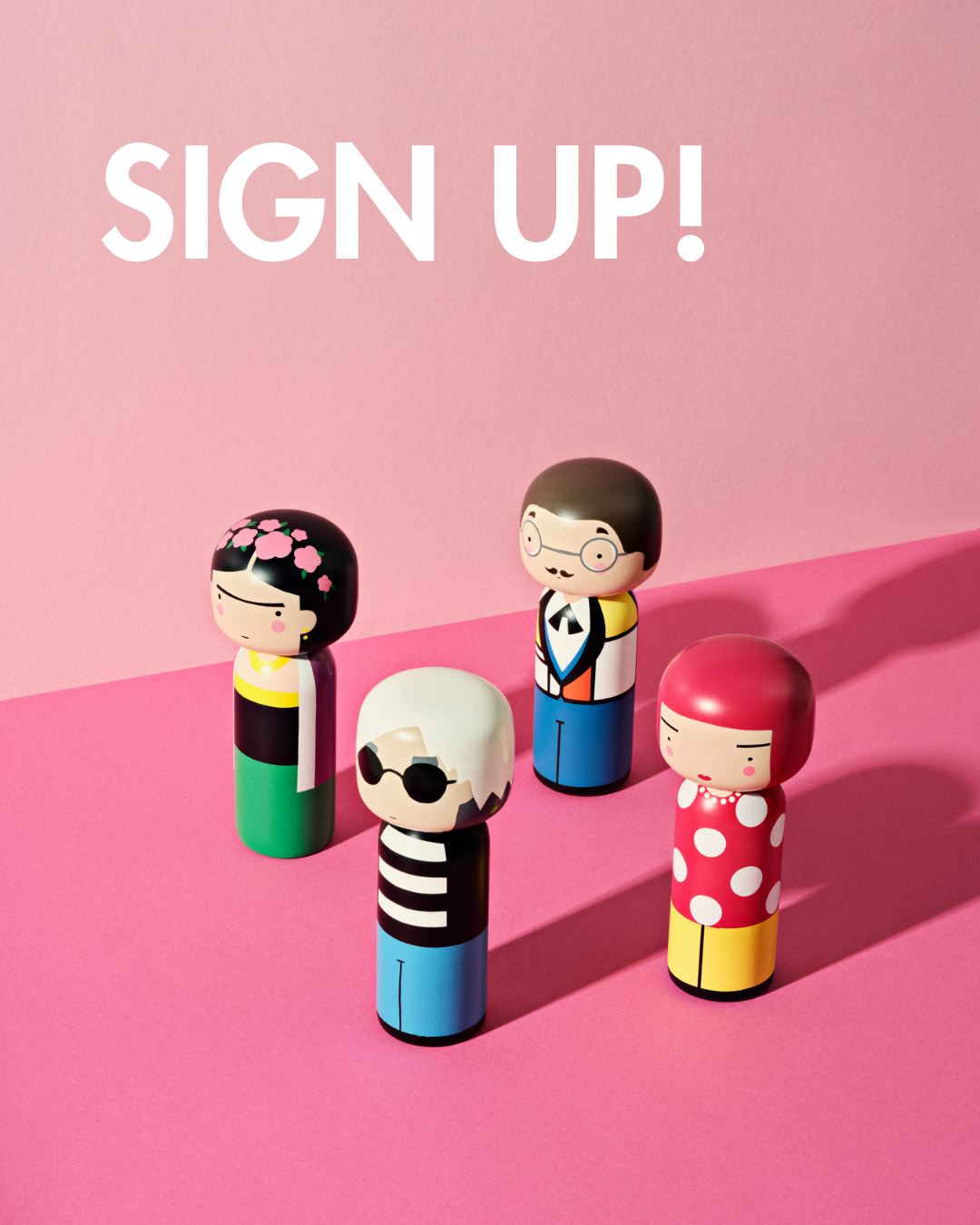 Quatre poupées kokeshi colorées sur fond rose avec le texte "SIGN UP !" au-dessus d'elles.