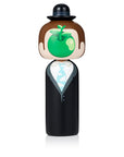 Poupée Kokeshi avec un costume et un chapeau melon, dont le visage est recouvert d'une pomme verte.