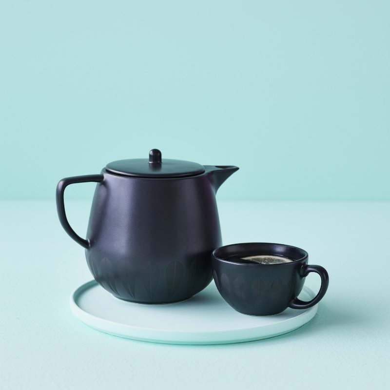 Tasse à thé et soucoupe Lotus | Noir TASSE À THÉ ET SOUCAPE - Lucie Kaas
