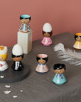 Et udvalg af Lucie Kaas' æggebægre på et bord med forskellige dekorationer