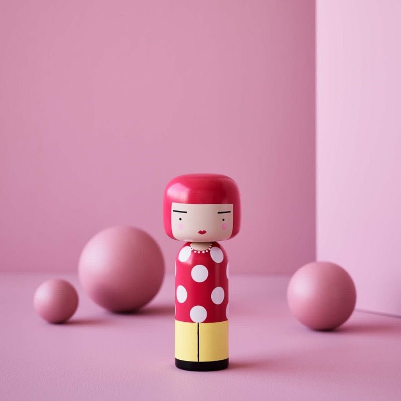 Lucie Kaas' Dot Kokeshi i et lyserødt dekorativt miljø