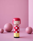 Lucie Kaas' Dot Kokeshi i et lyserødt dekorativt miljø