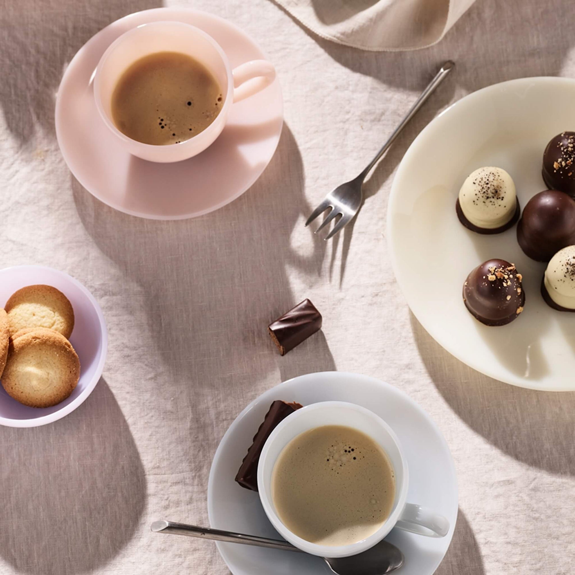 Tasse mit Untertasse | Blauer Nebel TASSE MIT UNTERTASSE - Lucie Kaas