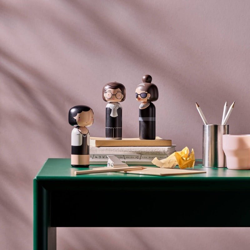 Eine Auswahl von Lucie Kaas' weiblichen Kokeshi-Puppen auf einem Tisch in einer Inneneinrichtung