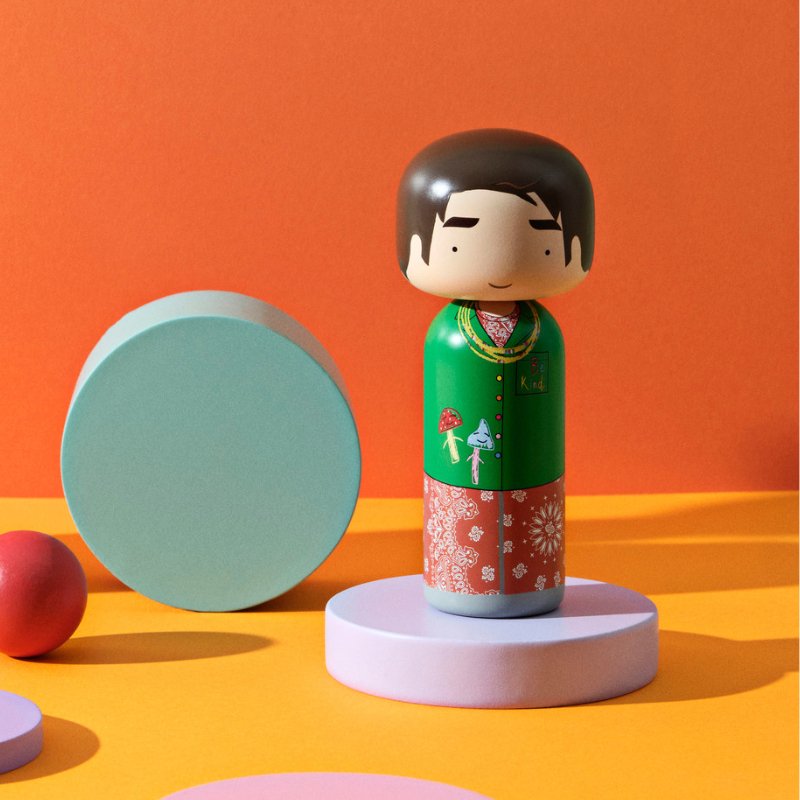 Gio Lucie Kaas Kokeshi Puppe aus der Mira Mikati Kollektion in Gelb mit rosa und grünen Verzierungen