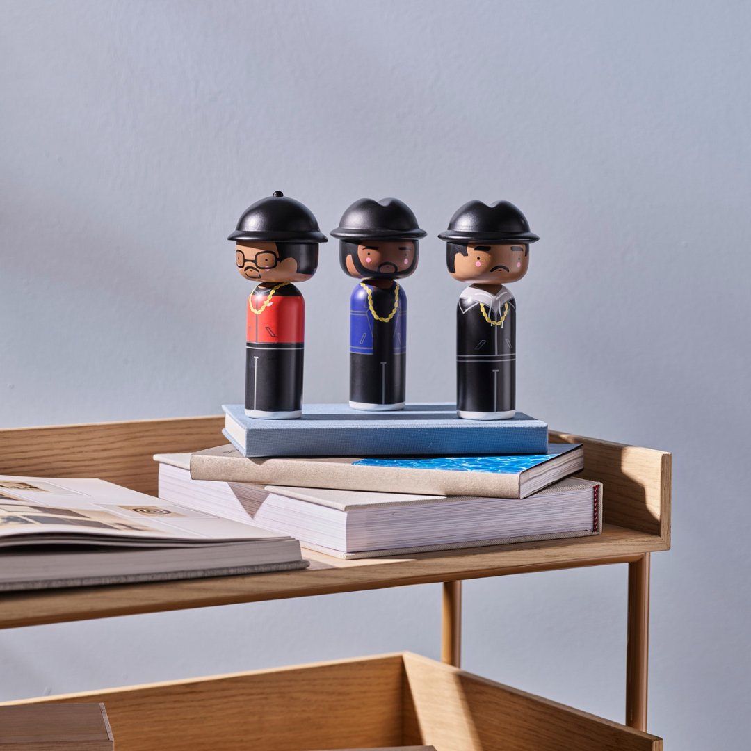 Die Kokeshi-Puppenkollektion von RUN DMC auf einem Tisch ausgestellt