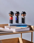 Die Kokeshi-Puppenkollektion von RUN DMC auf einem Tisch ausgestellt